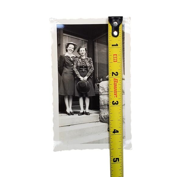 Vtg Sisters Posing Together on Steps Original Monochrome Photography Found 1942 - Picture 2 of 4